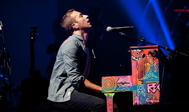 chris martin, coldplay, something just like this, concert, news, music, billboard, mtv, vh1